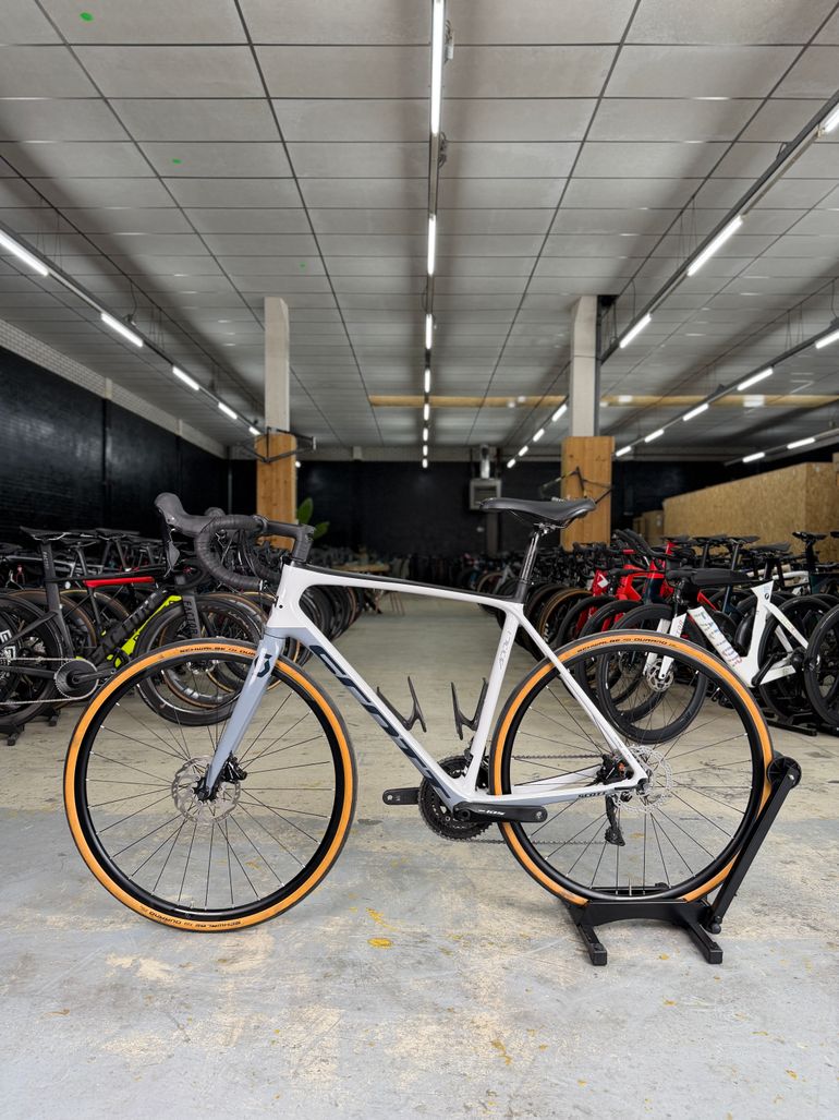 Scott Addict 20 disc 2020 2020 Road & Gravel usato, Grigio chiaro — immagine 12 di 19