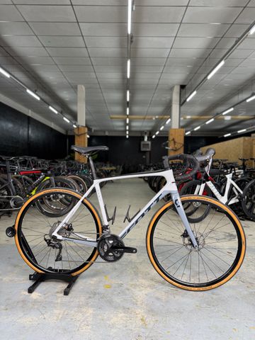 Scott Addict 20 disc 2020 2020 Road & Gravel usato, Grigio chiaro — immagine 1 di 19