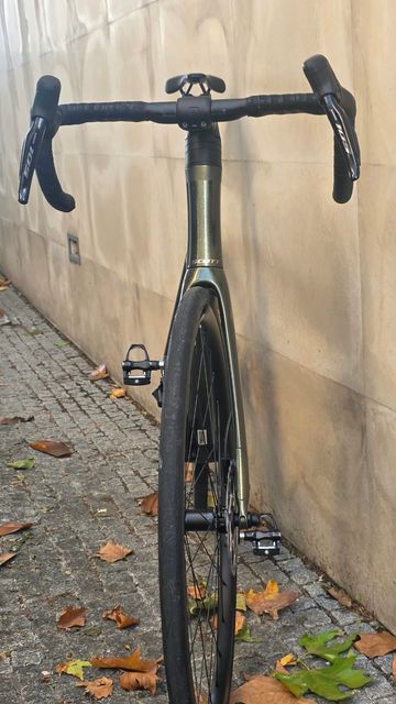 Scott Addict RC 40 2024 2024 Road & Gravel d'occasion — image 2 sur 16