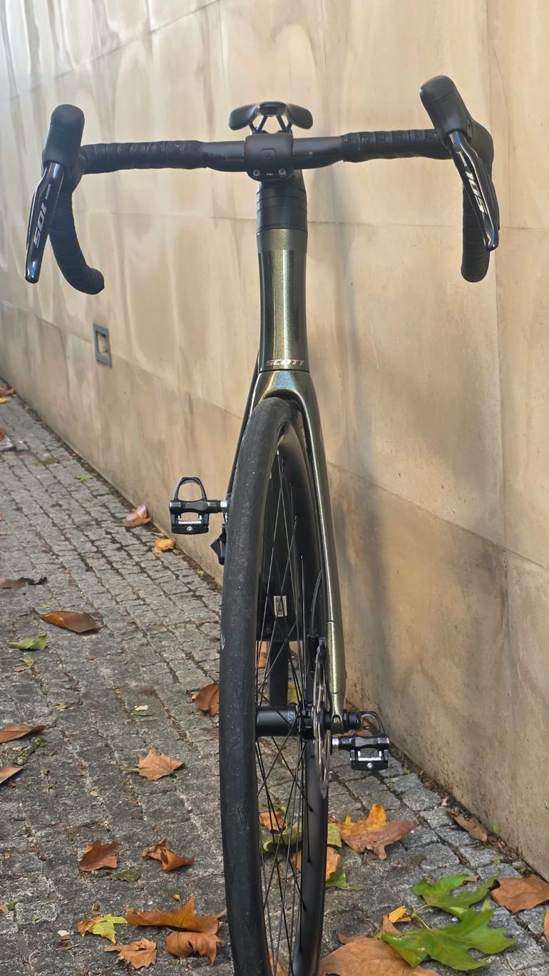 Scott Addict RC 40 2024 2024 Road & Gravel d'occasion — image 2 sur 16