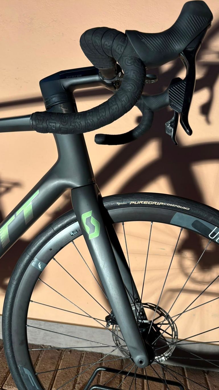 Použité Scott Addict RC 30 2022 2022 Road & Gravel — obrázek 4 z 6