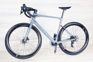 Used BMC Roadmachine SRAM Rival eTap AXS 2022 Road & Gravel, Light Gray — image 6 of 15