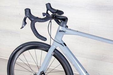 Used BMC Roadmachine SRAM Rival eTap AXS 2022 Road & Gravel, Light Gray — image 9 of 15