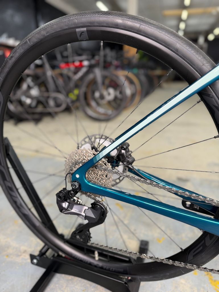 Cannondale Synapse Carbon 2 RLE 2023 2023 Road & Gravel usato, Grigio chiaro — immagine 10 di 24