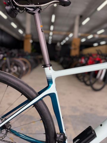Cannondale Synapse Carbon 2 RLE 2023 2023 Road & Gravel usato, Grigio chiaro — immagine 9 di 24