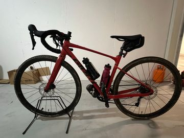 Used Giant Revolt 1 2022 2022 Road & Gravel, Red — image 1 of 13