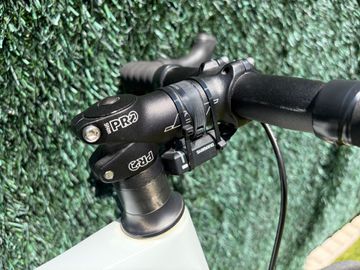 Used BMC Custom Shimano Ultegra Di2 2014 Road & Gravel, White — image 17 of 18