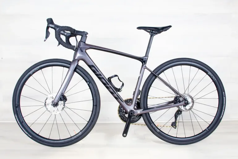 Used Giant Defy Advanced 1 2023 Road & Gravel, Light Gray — image 9 of 15