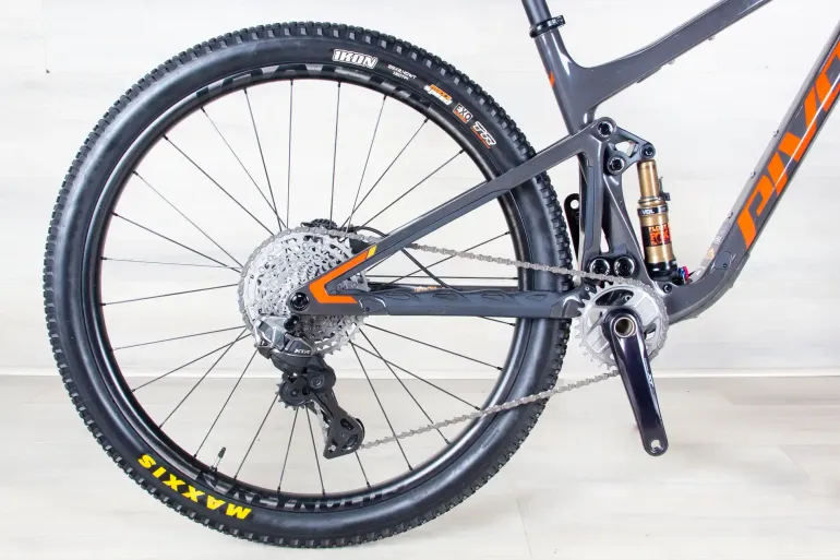 Used Pivot Mach 4 SL 2023 Mountainbike, Light Gray — image 4 of 18