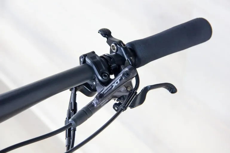 Used Pivot Mach 4 SL 2023 Mountainbike, Light Gray — image 7 of 18