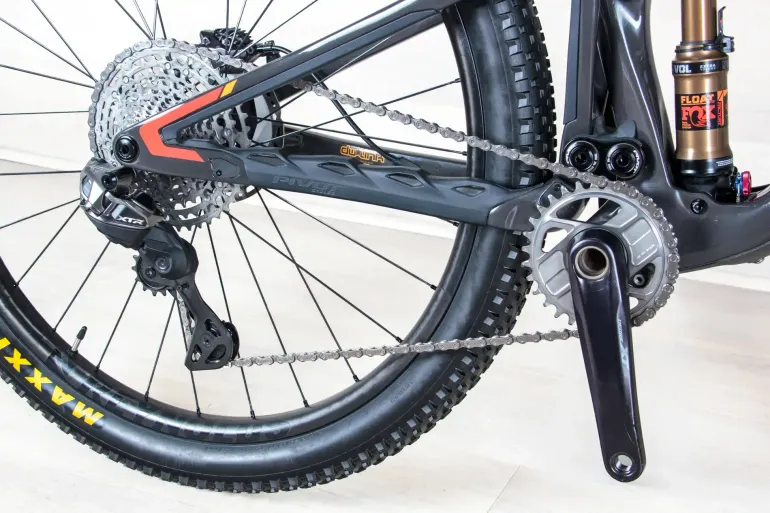 Used Pivot Mach 4 SL 2023 Mountainbike, Light Gray — image 3 of 18