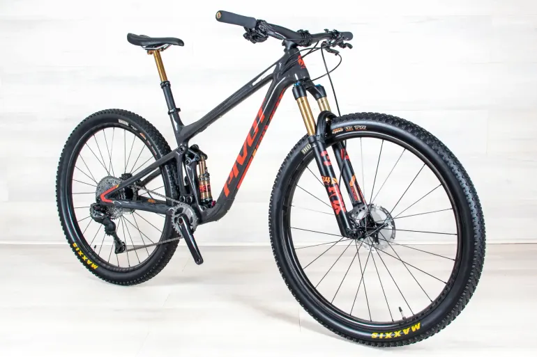 Used Pivot Mach 4 SL 2023 Mountainbike, Light Gray — image 10 of 18