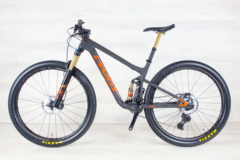 Used Pivot Mach 4 SL 2023 Mountainbike, Light Gray — image 12 of 18
