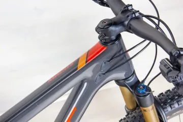 Used Pivot Mach 4 SL 2023 Mountainbike, Light Gray — image 6 of 18