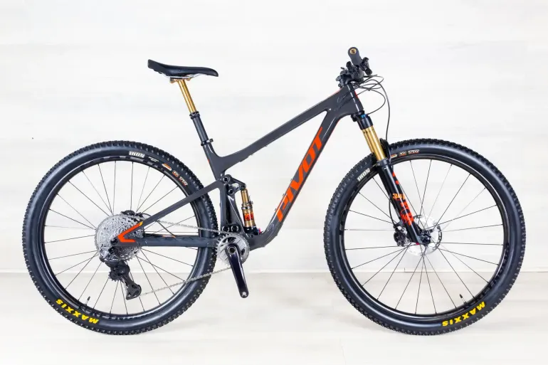 Used Pivot Mach 4 SL 2023 Mountainbike, Light Gray — image 2 of 18
