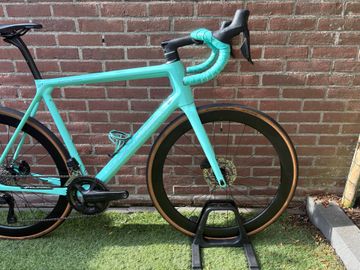 Used Bianchi Specialissima Shimano 105 Di2 2022 Road & Gravel, Green — image 2 of 16