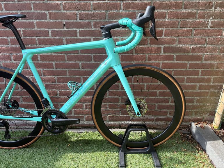 Used Bianchi Specialissima Shimano 105 Di2 2022 Road & Gravel, Green — image 2 of 16
