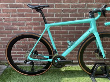 Used Bianchi Specialissima Shimano 105 Di2 2022 Road & Gravel, Green — image 3 of 16