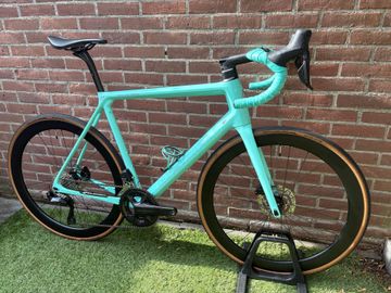 Used Bianchi Specialissima Shimano 105 Di2 2022 Road & Gravel, Green — image 4 of 16