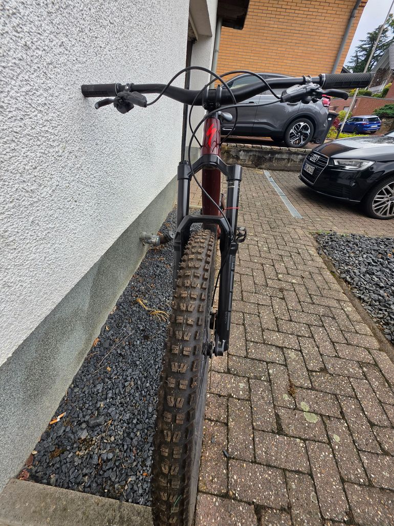 Used Specialized Enduro Expert 2024 2024 Mountainbike, Red, 29 — image 2 of 4