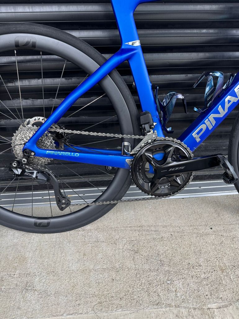 Pinarello F5 105 Di2 2023 2023 Road & Gravel de segunda mano, Azul — imagen 3 de 9