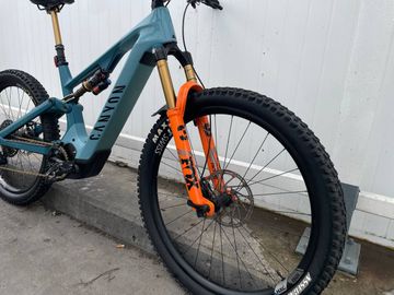 Used Canyon Spectral:ON CF 9 2023 2023 Mountainbike, Blue, 29, 27.5 — image 7 of 11