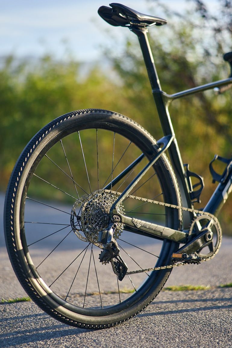 Used Giant Revolt, Advanced 1 2022 2022 Road & Gravel, Green — image 3 of 16