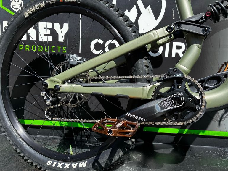 Tweedehands Specialized Status 170 2 DH 2024 2024 Mountainbike — afbeelding 2 van 5