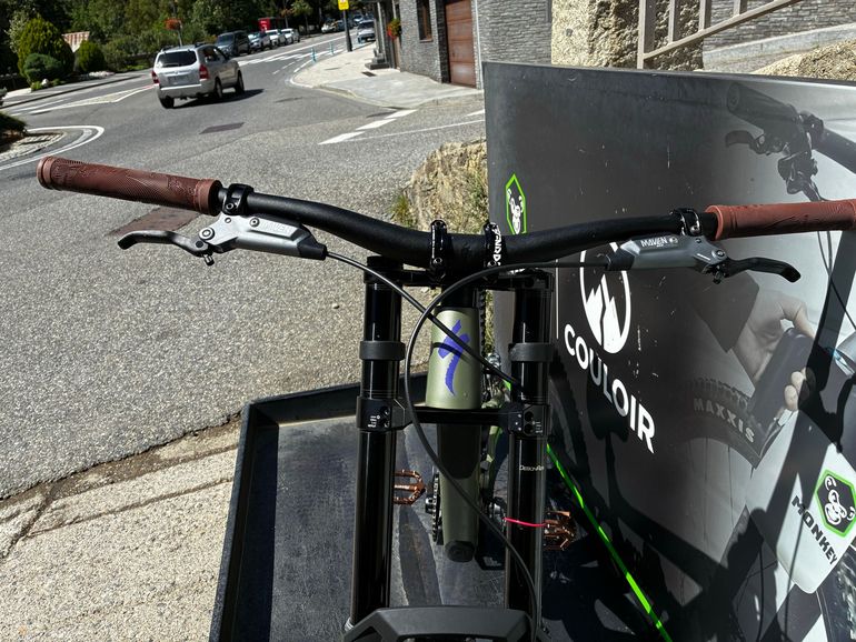 Tweedehands Specialized Status 170 2 DH 2024 2024 Mountainbike — afbeelding 3 van 5