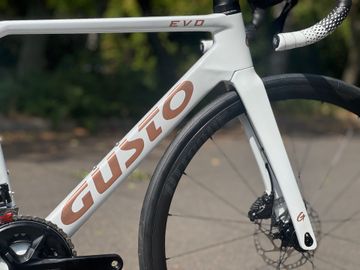 Gusto Custom Shimano 105 2025 Road & Gravel d'occasion — image 2 sur 23