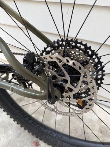 Used Trek Roscoe 9 2022 2022 Mountainbike, Green, 29 — image 5 of 18