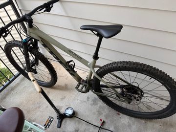 Used Trek Roscoe 9 2022 2022 Mountainbike, Green, 29 — image 1 of 18