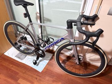 Gebrauchtes Orbea ORCA M20iLTD PWR 2025 2025 Road & Gravel, Hellgrau — Bild 1 von 2