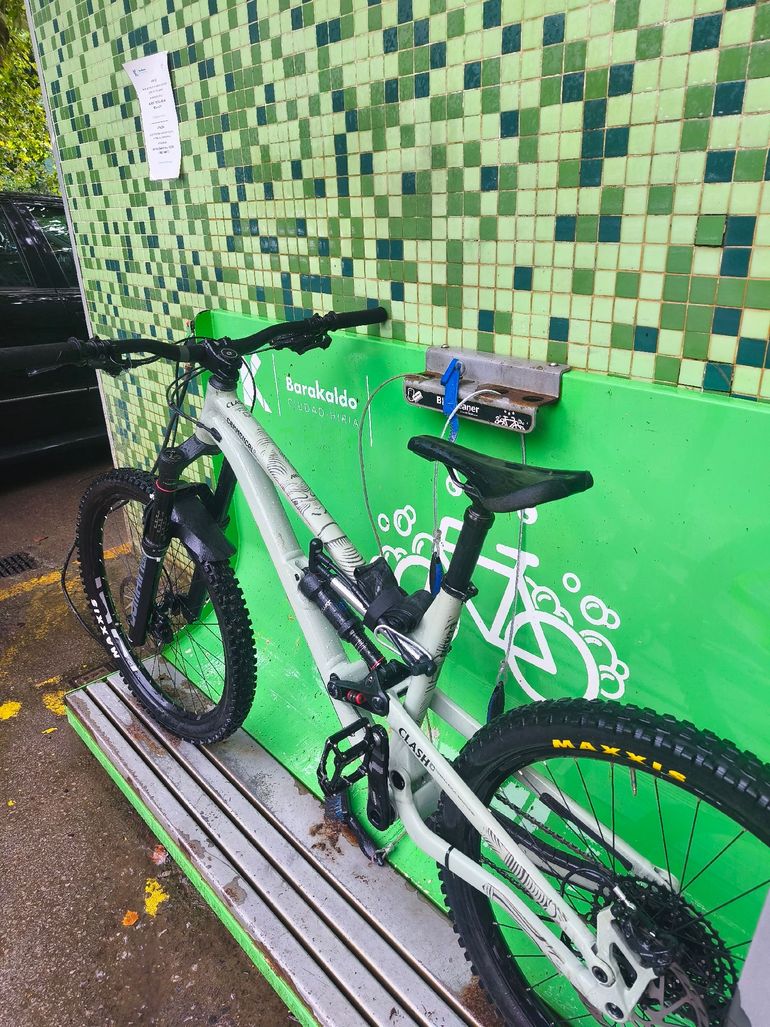 Used Commencal CLASH ORIGIN 2022 2022 Mountainbike, Green — image 3 of 4