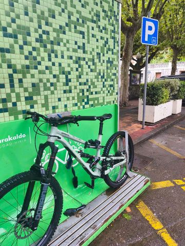 Used Commencal CLASH ORIGIN 2022 2022 Mountainbike, Green — image 4 of 4