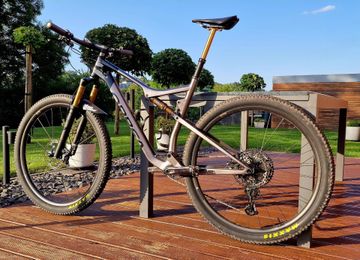 Orbea Oiz Shimano Deore XT 2023 Mountainbike usato, Grigio chiaro — immagine 1 di 17