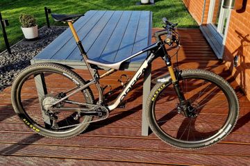 Orbea Oiz Shimano Deore XT 2023 Mountainbike usato, Grigio chiaro — immagine 2 di 17