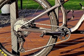 Orbea Oiz Shimano Deore XT 2023 Mountainbike usato, Grigio chiaro — immagine 3 di 17
