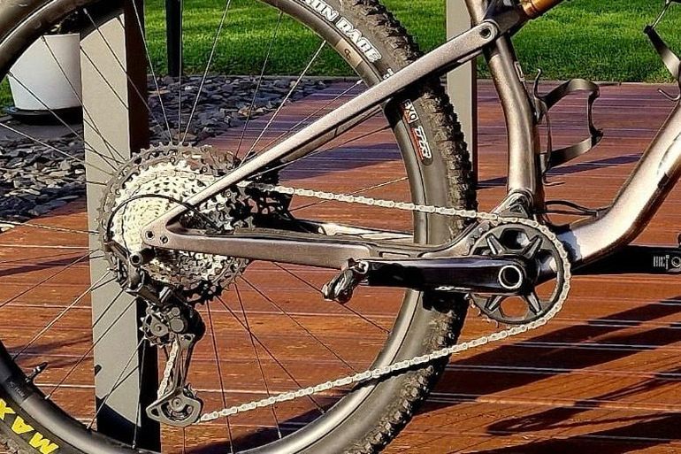 Orbea Oiz Shimano Deore XT 2023 Mountainbike usato, Grigio chiaro — immagine 3 di 17