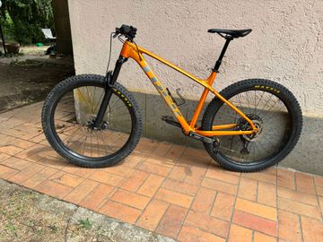 Used Trek Roscoe 7 2021 2021 Mountainbike, Orange, 27.5 — image 1 of 7
