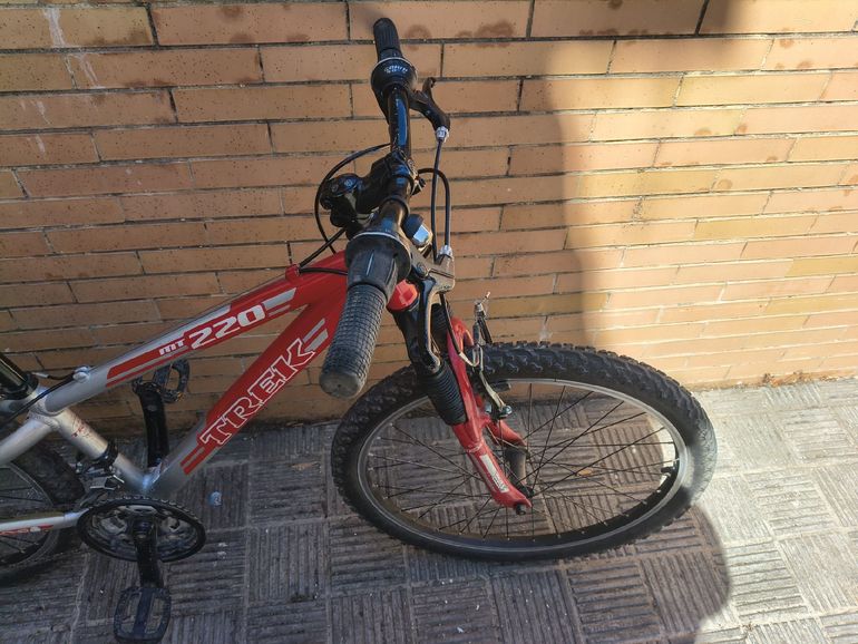 Used Trek T220 2010 2010 Mountainbike, Red, other — image 3 of 7