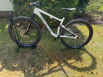 Used Specialized Epic Pro 2023 2023 Mountainbike, White, 29 — image 2 of 11