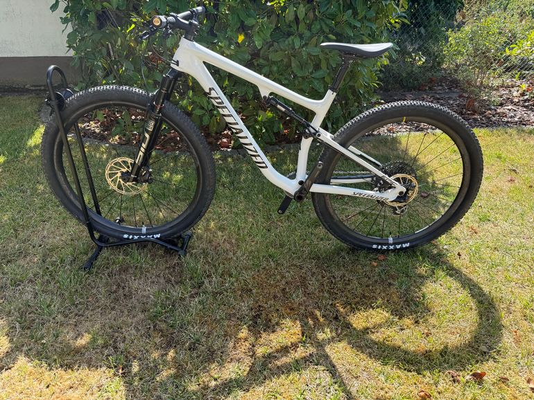Used Specialized Epic Pro 2023 2023 Mountainbike, White, 29 — image 2 of 11