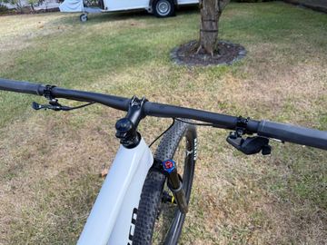Used Specialized Epic Pro 2023 2023 Mountainbike, White, 29 — image 4 of 11