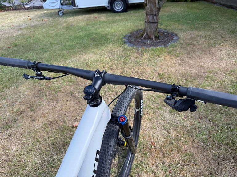 Used Specialized Epic Pro 2023 2023 Mountainbike, White, 29 — image 4 of 11