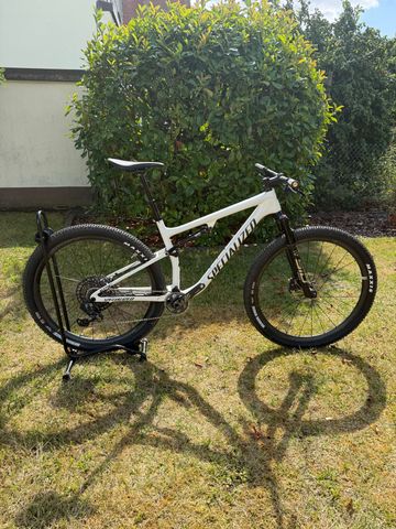 Used Specialized Epic Pro 2023 2023 Mountainbike, White, 29 — image 1 of 11
