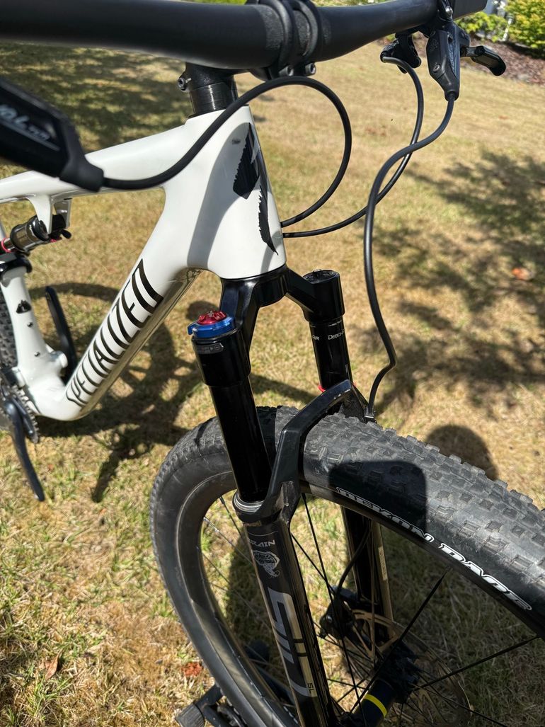 Used Specialized Epic Pro 2023 2023 Mountainbike, White, 29 — image 8 of 11