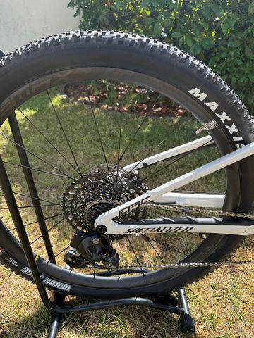 Used Specialized Epic Pro 2023 2023 Mountainbike, White, 29 — image 3 of 11