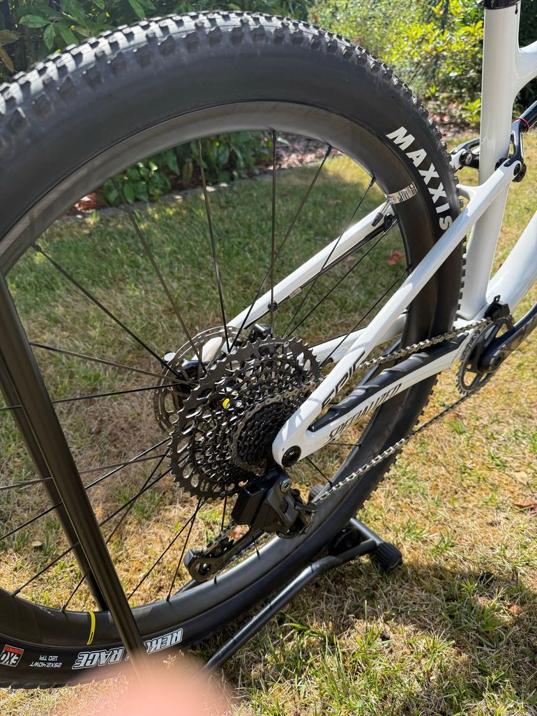 Used Specialized Epic Pro 2023 2023 Mountainbike, White, 29 — image 7 of 11