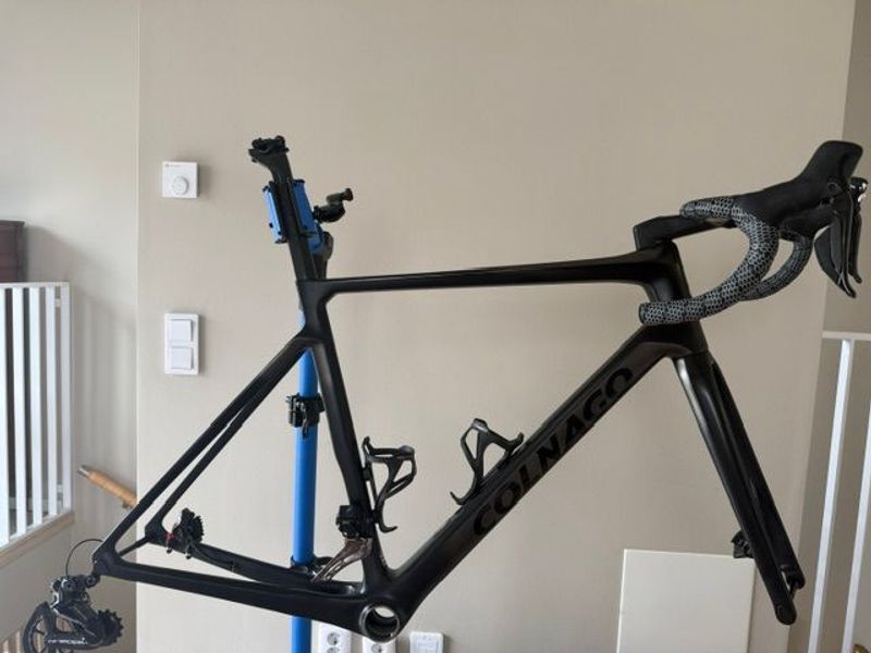 Použité Colnago V4Rs Disc Dura-Ace Di2 9200 w/ENVE SES 3.4 Wheels 2023 Frameset 2023 Road & Gravel